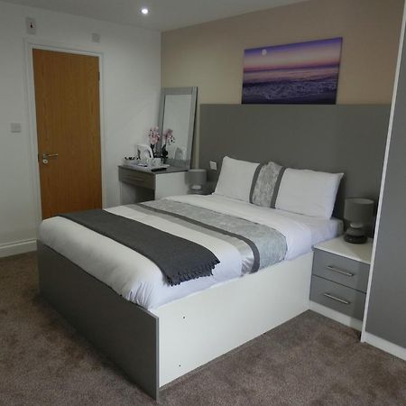 Heathrow Travellers Hub Bed & Breakfast Hounslow Exterior photo
