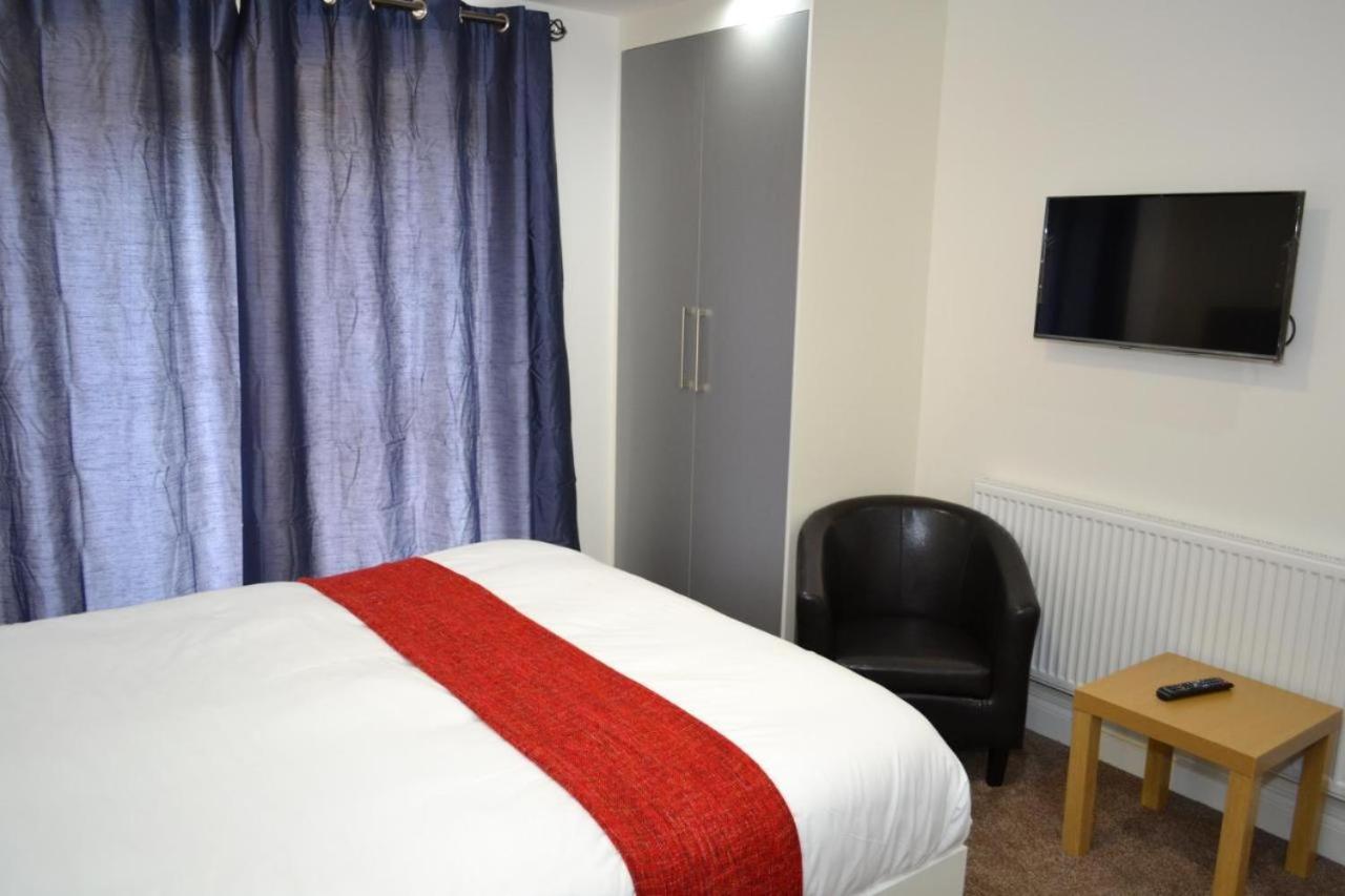Heathrow Travellers Hub Bed & Breakfast Hounslow Exterior photo