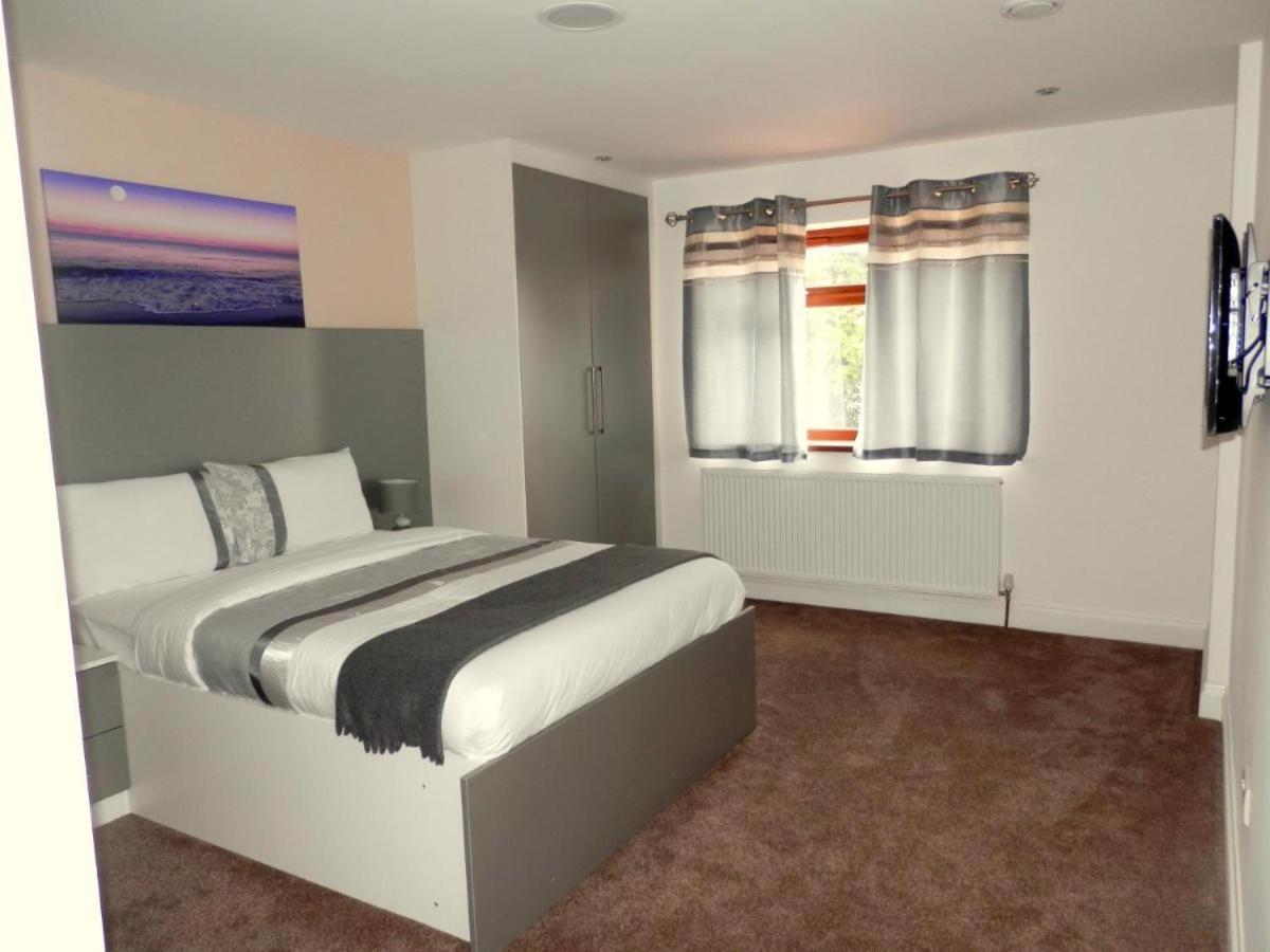 Heathrow Travellers Hub Bed & Breakfast Hounslow Exterior photo