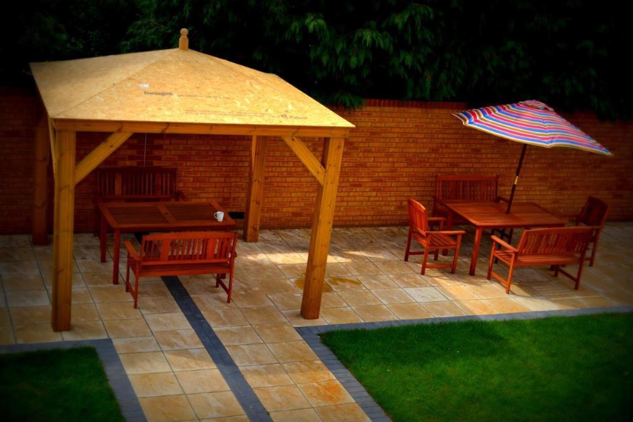 Heathrow Travellers Hub Bed & Breakfast Hounslow Exterior photo