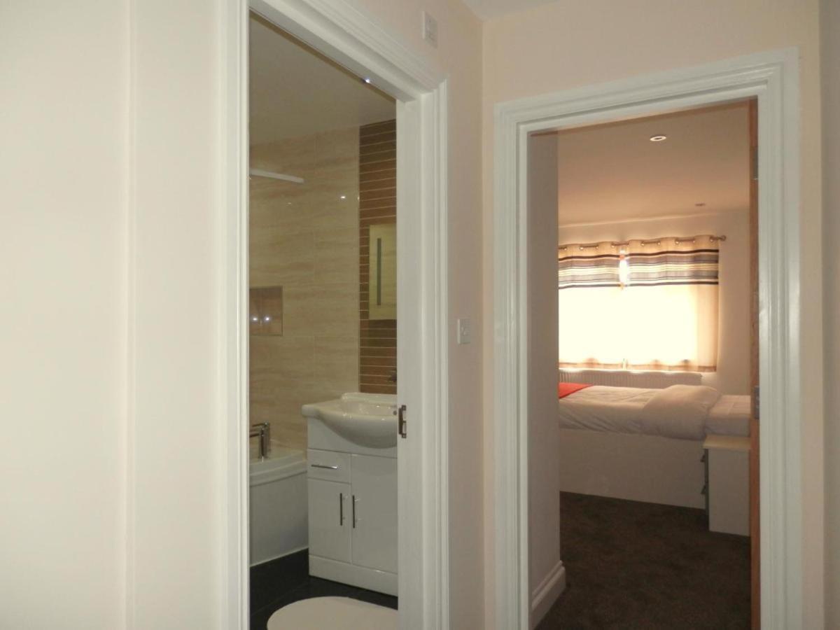 Heathrow Travellers Hub Bed & Breakfast Hounslow Exterior photo