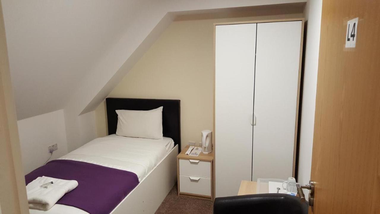 Heathrow Travellers Hub Bed & Breakfast Hounslow Exterior photo