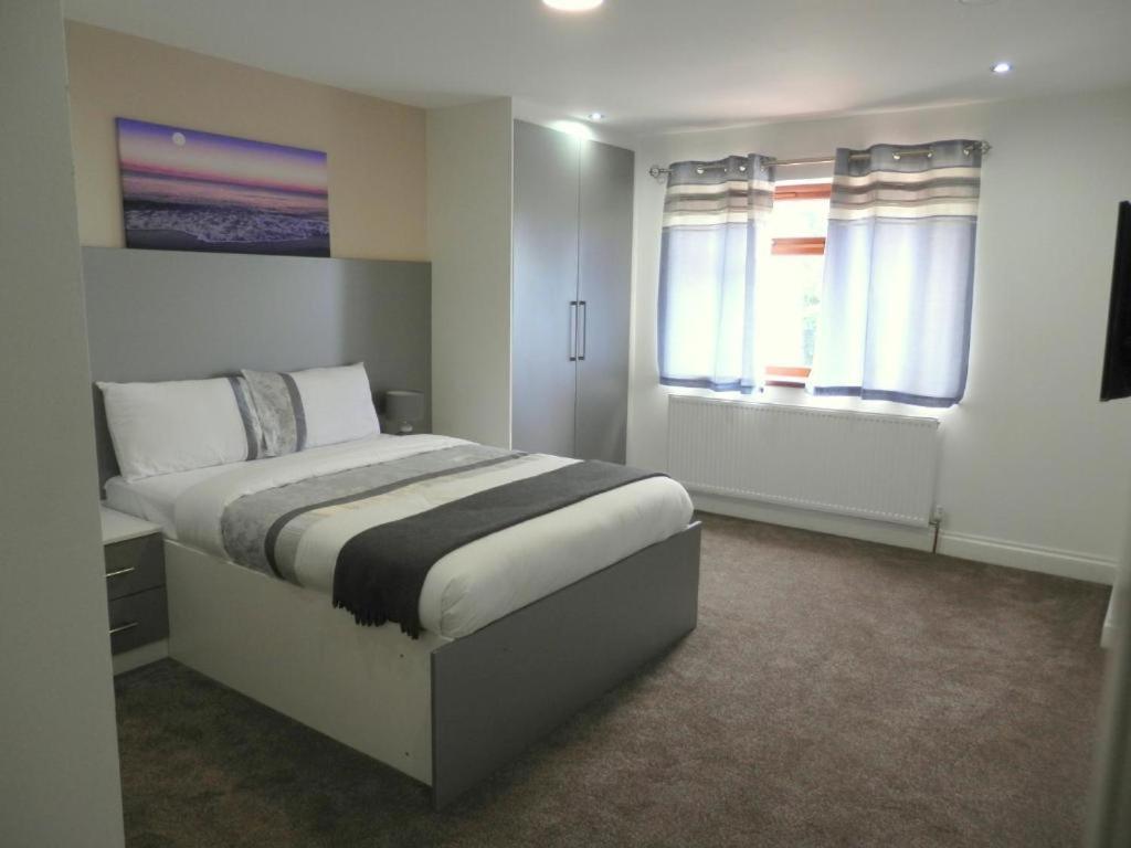 Heathrow Travellers Hub Bed & Breakfast Hounslow Exterior photo