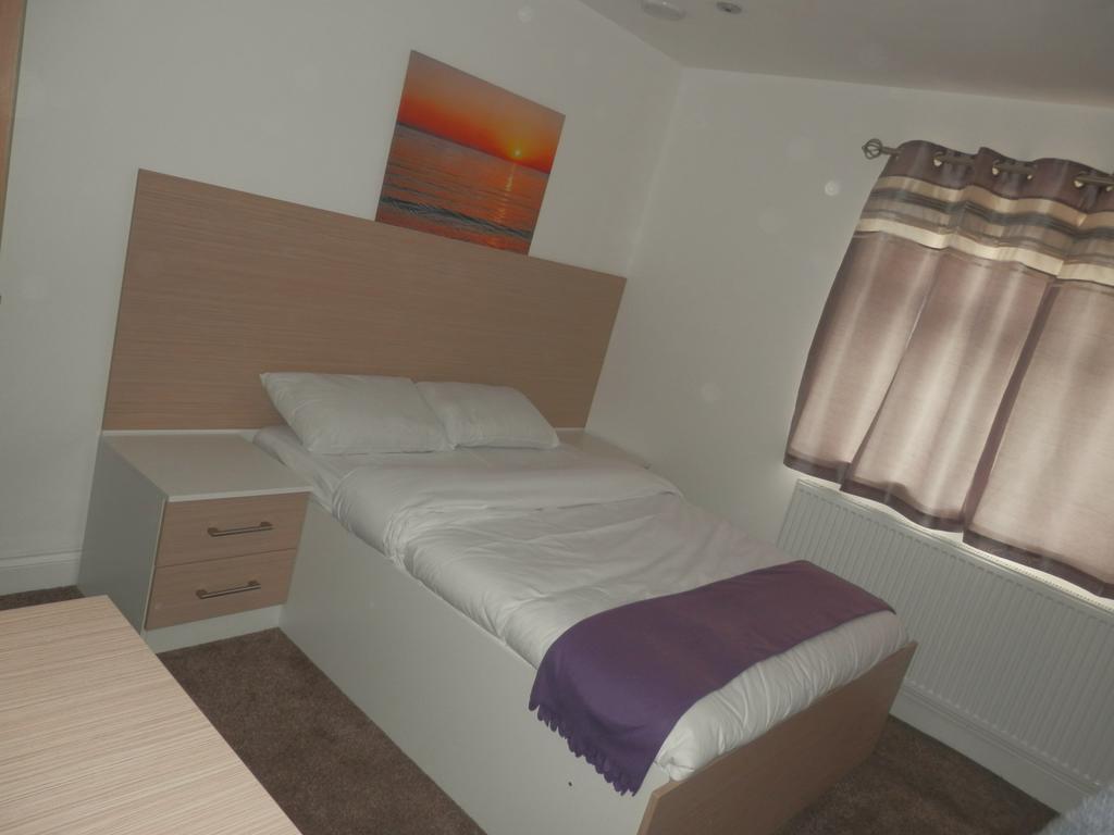 Heathrow Travellers Hub Bed & Breakfast Hounslow Room photo