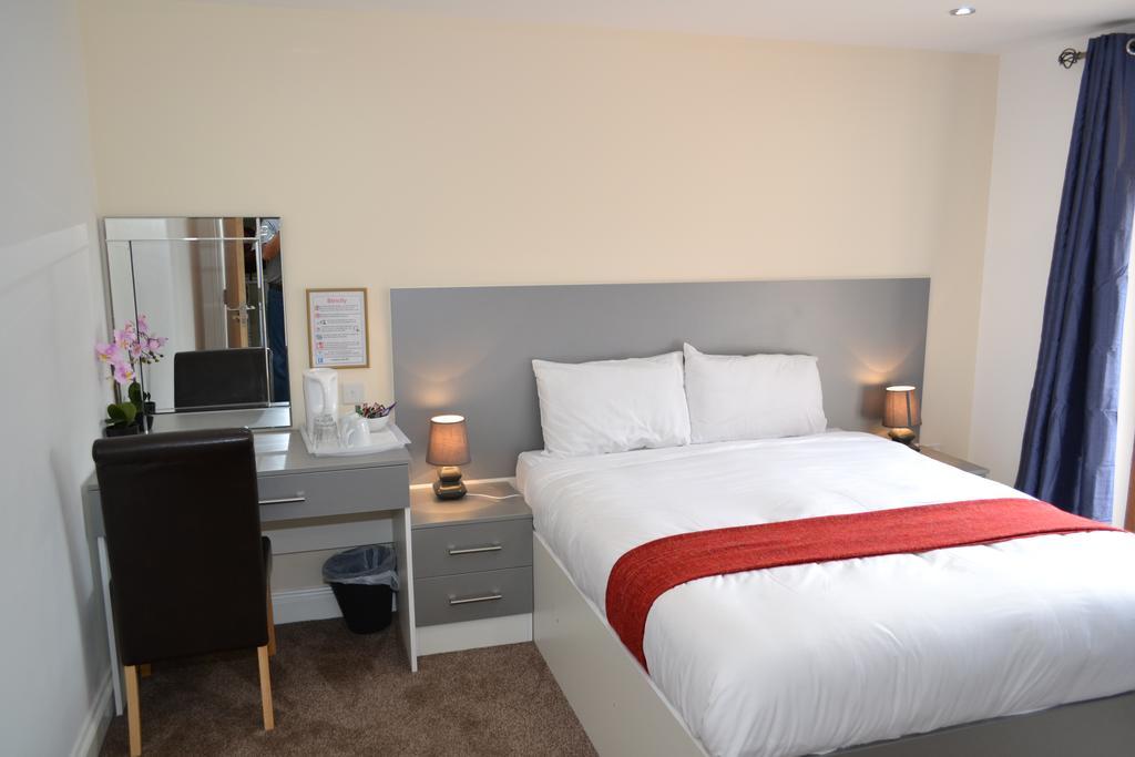 Heathrow Travellers Hub Bed & Breakfast Hounslow Exterior photo