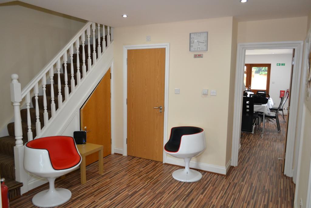 Heathrow Travellers Hub Bed & Breakfast Hounslow Exterior photo