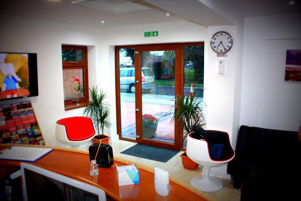 Heathrow Travellers Hub Bed & Breakfast Hounslow Exterior photo