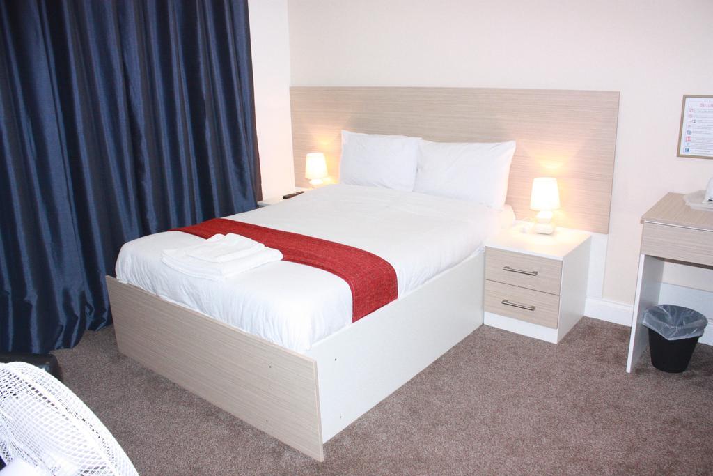 Heathrow Travellers Hub Bed & Breakfast Hounslow Exterior photo