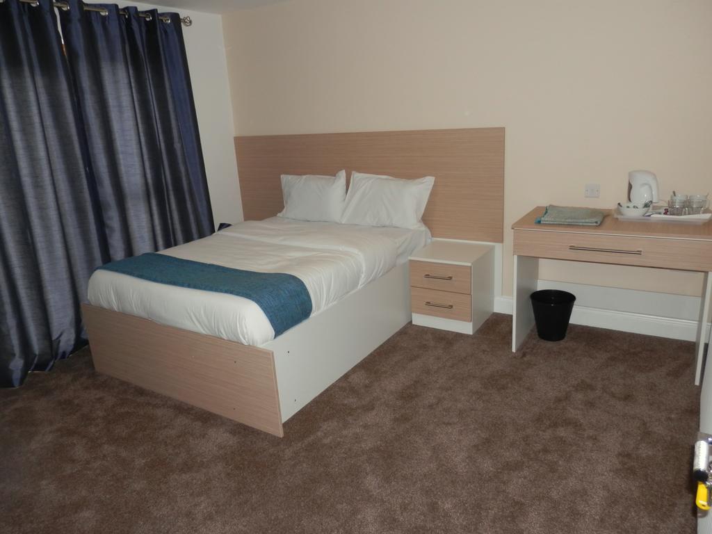 Heathrow Travellers Hub Bed & Breakfast Hounslow Exterior photo