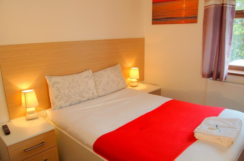 Heathrow Travellers Hub Bed & Breakfast Hounslow Exterior photo