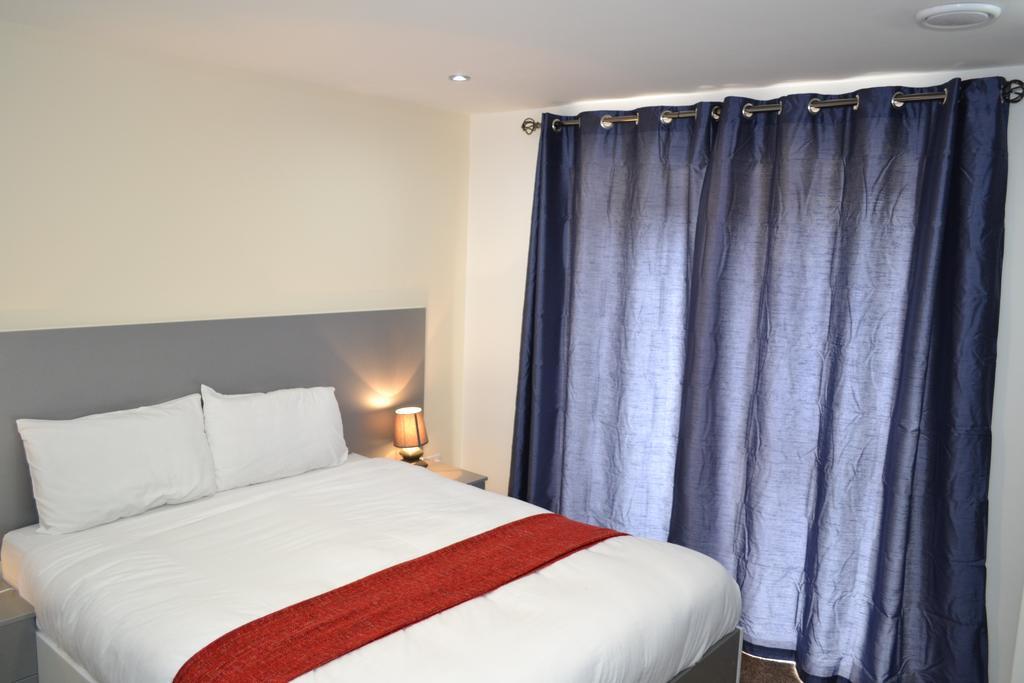 Heathrow Travellers Hub Bed & Breakfast Hounslow Exterior photo