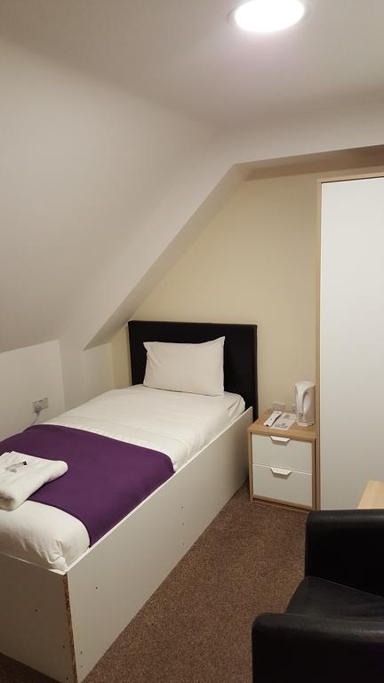 Heathrow Travellers Hub Bed & Breakfast Hounslow Exterior photo