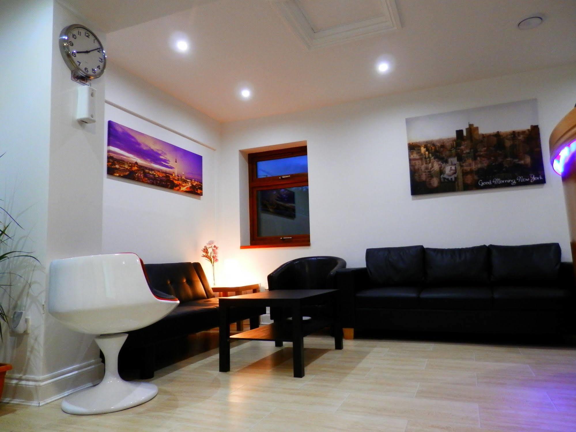 Heathrow Travellers Hub Bed & Breakfast Hounslow Exterior photo