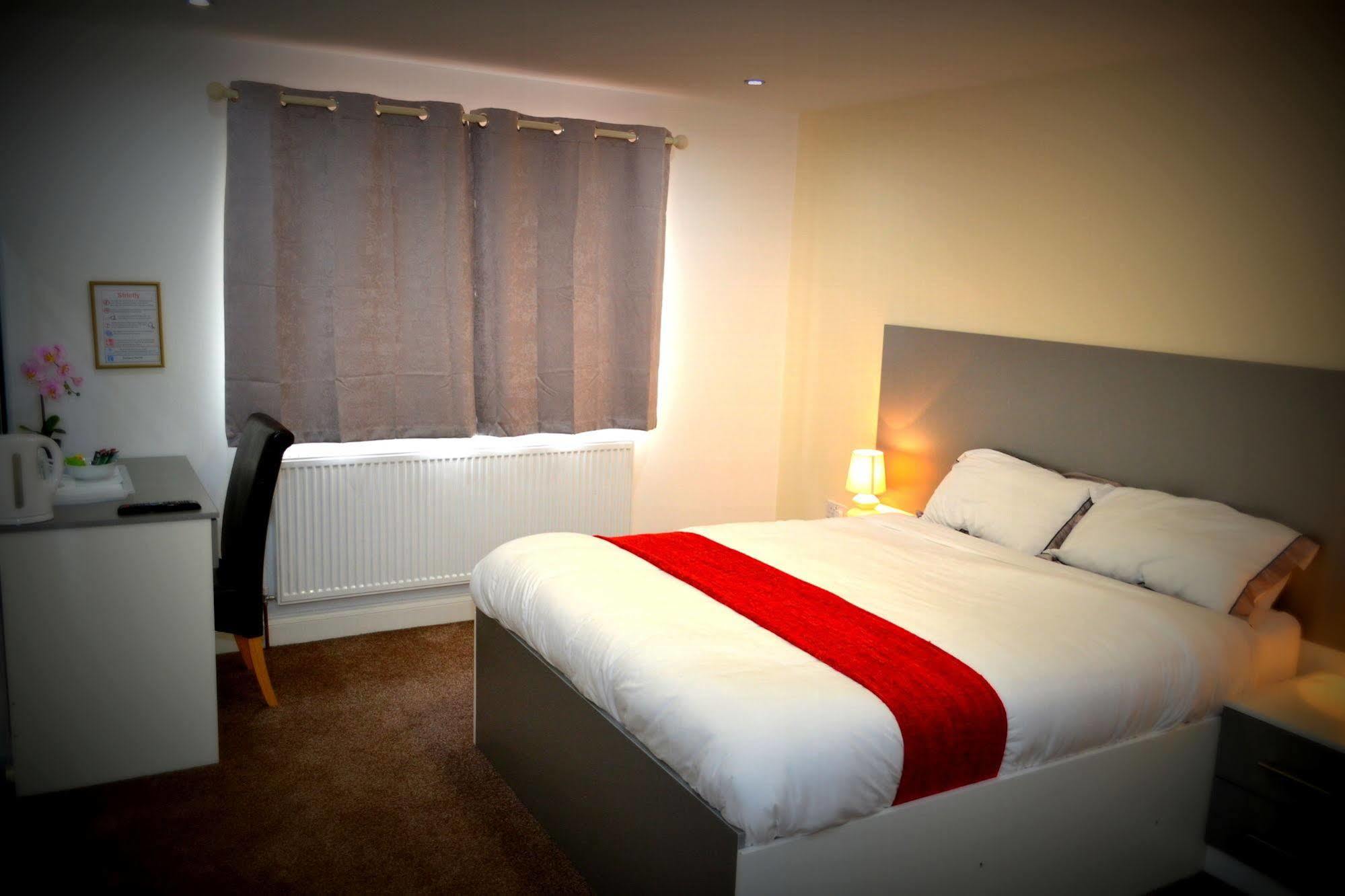 Heathrow Travellers Hub Bed & Breakfast Hounslow Exterior photo