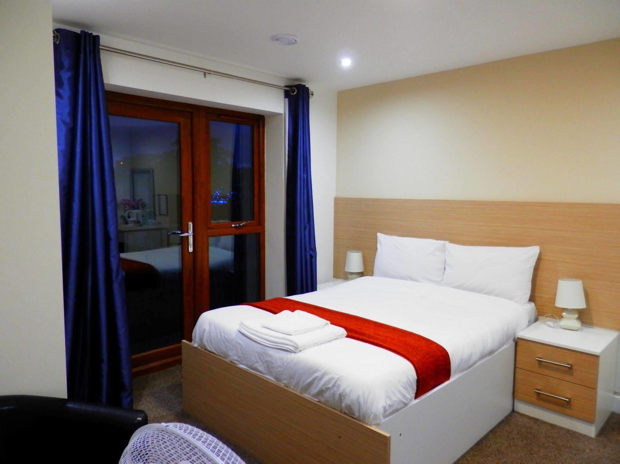 Heathrow Travellers Hub Bed & Breakfast Hounslow Exterior photo