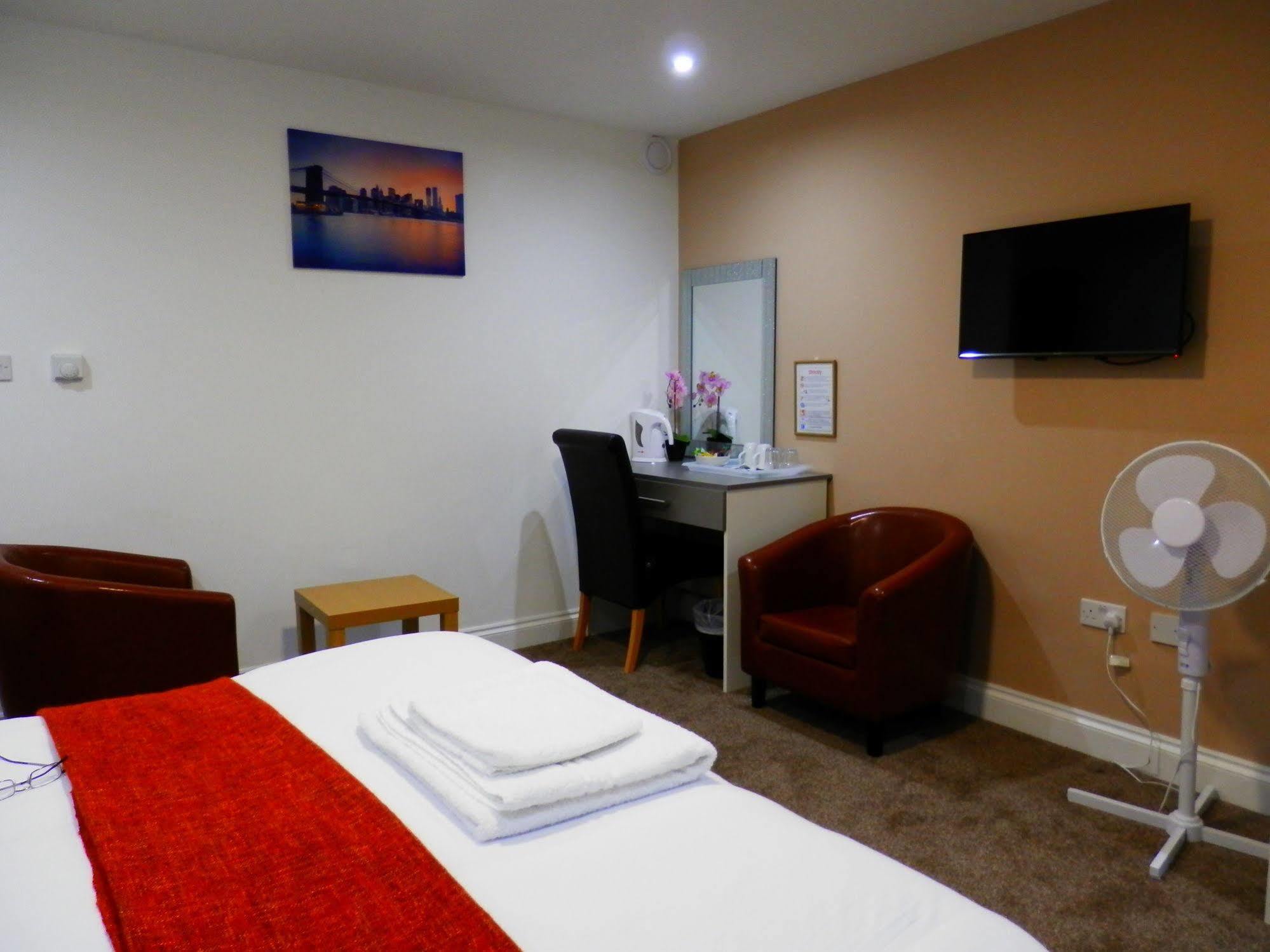 Heathrow Travellers Hub Bed & Breakfast Hounslow Exterior photo