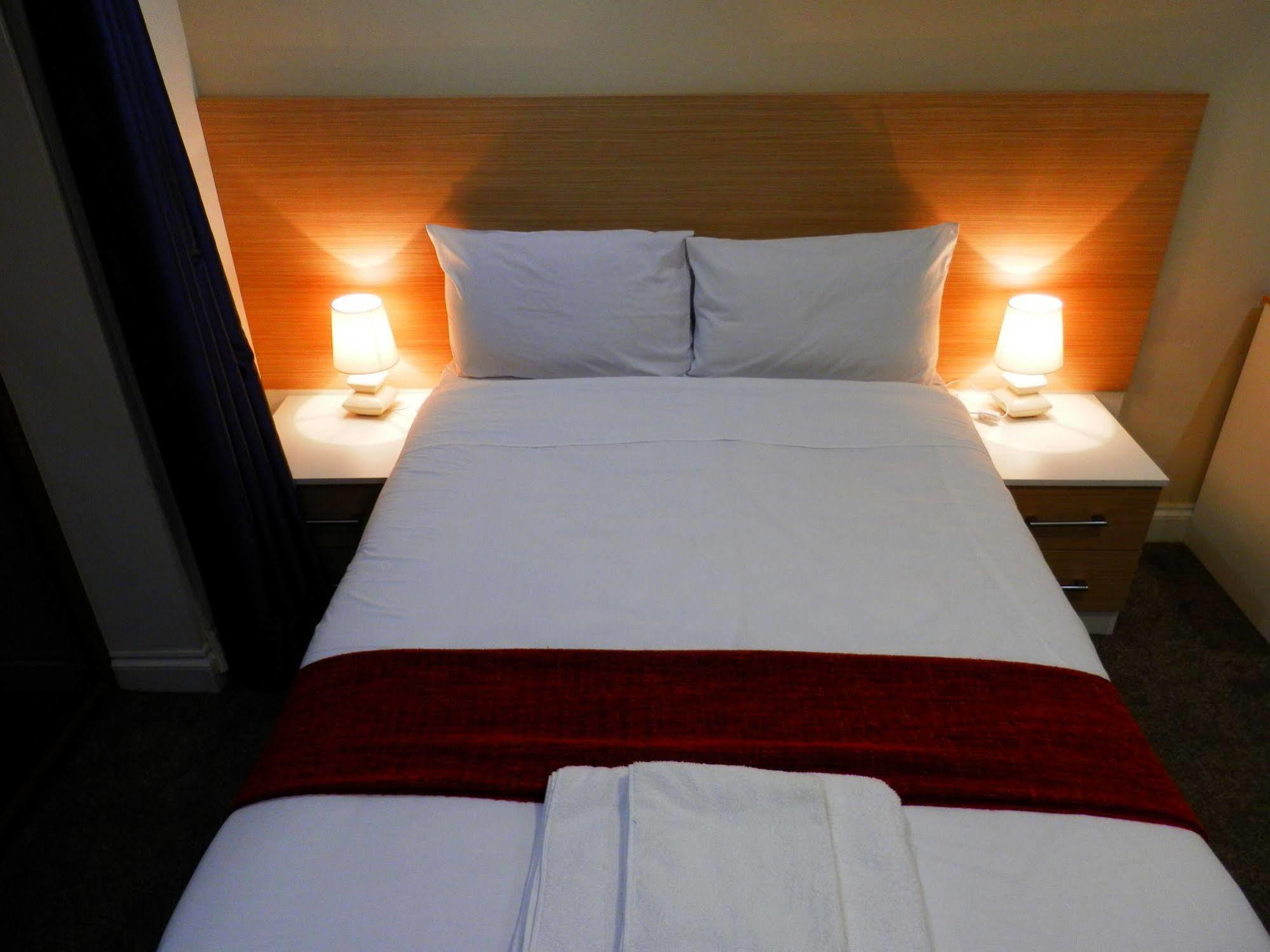 Heathrow Travellers Hub Bed & Breakfast Hounslow Exterior photo