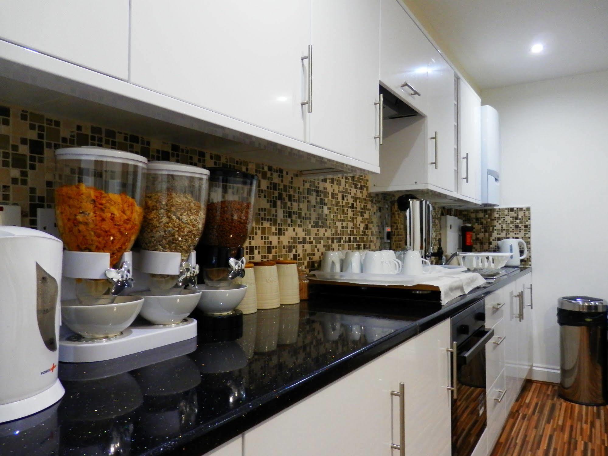 Heathrow Travellers Hub Bed & Breakfast Hounslow Exterior photo