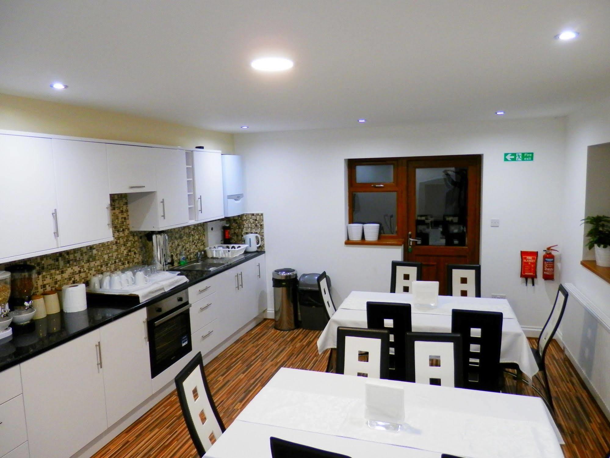 Heathrow Travellers Hub Bed & Breakfast Hounslow Exterior photo