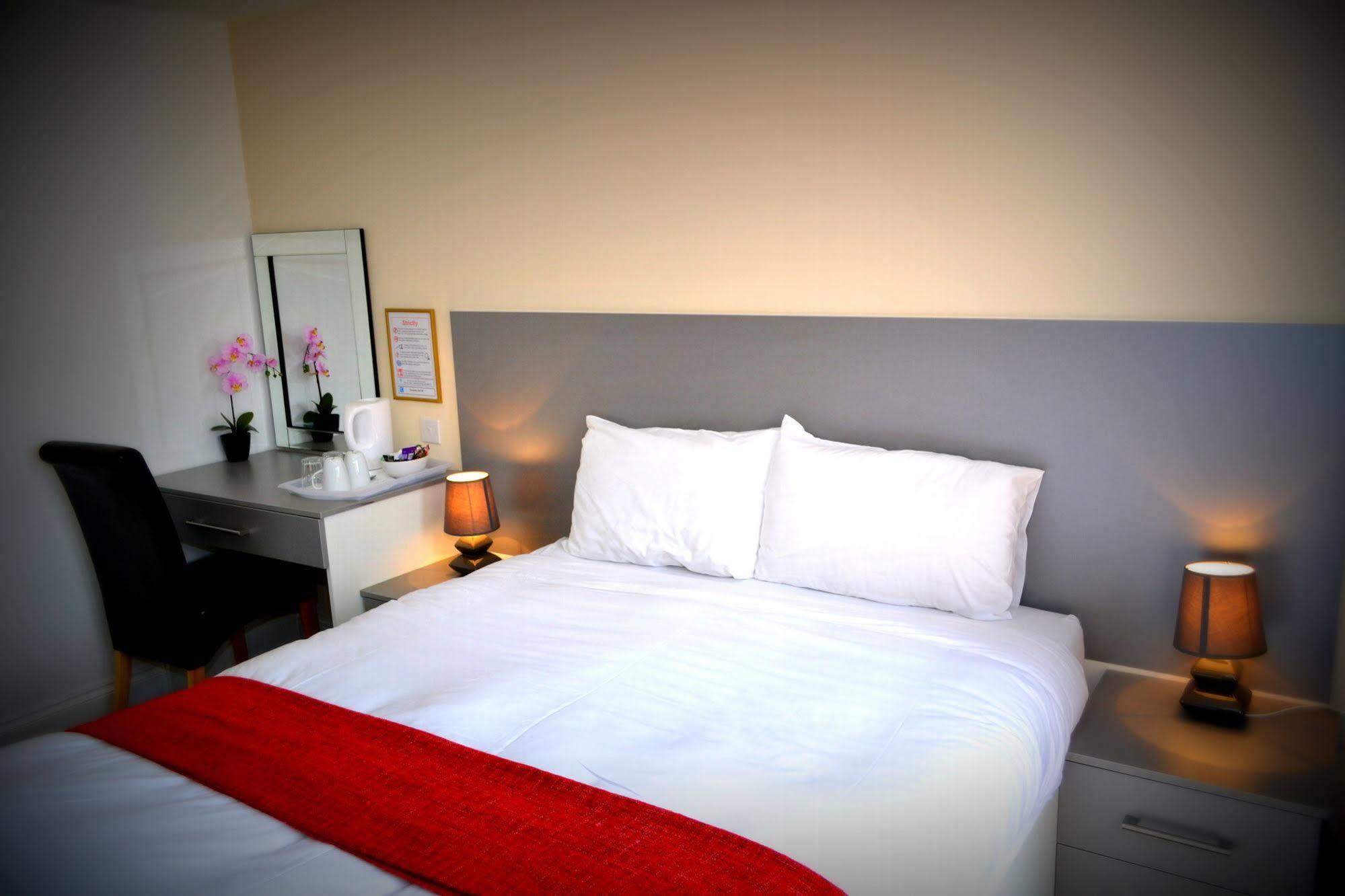 Heathrow Travellers Hub Bed & Breakfast Hounslow Exterior photo