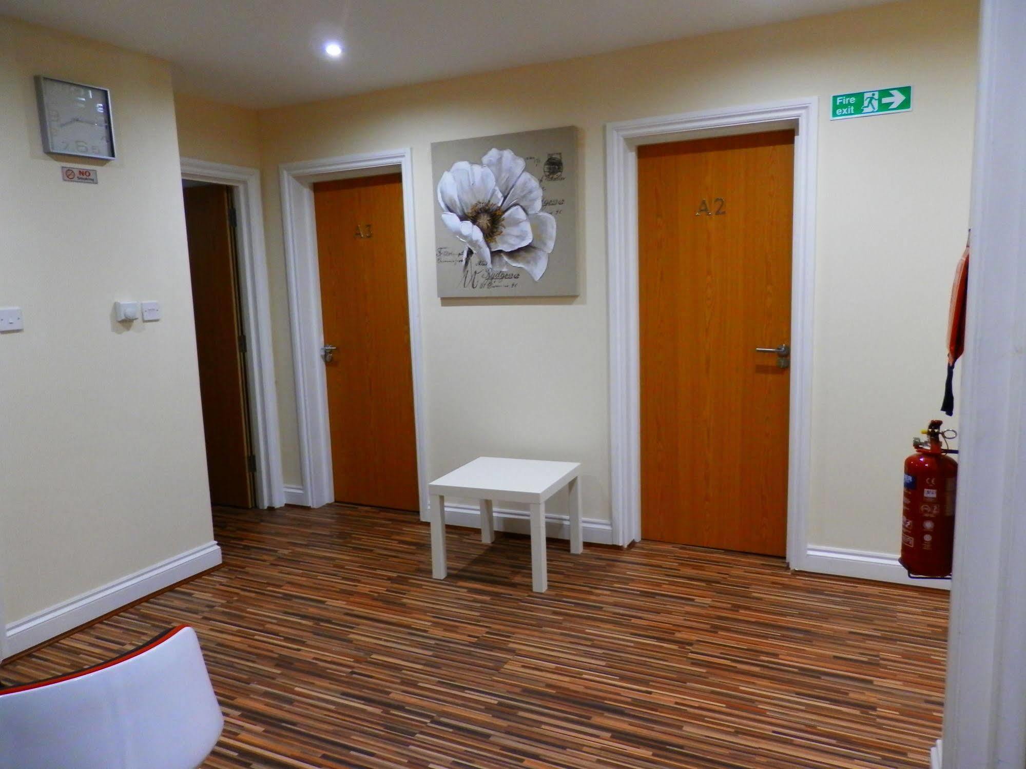 Heathrow Travellers Hub Bed & Breakfast Hounslow Exterior photo